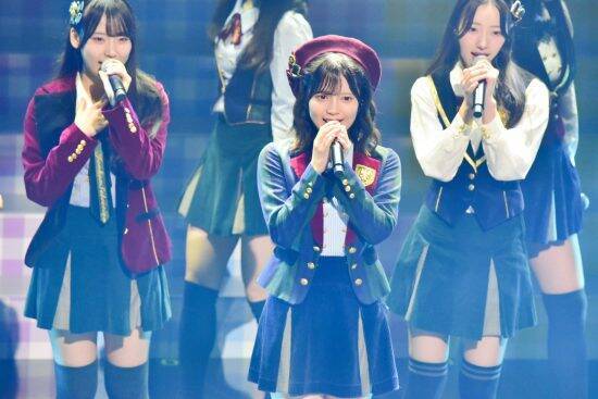 『顔面重要文化財』と注目浴びるAKB48・伊藤百花がエビ反りジャンプで魅せる!!