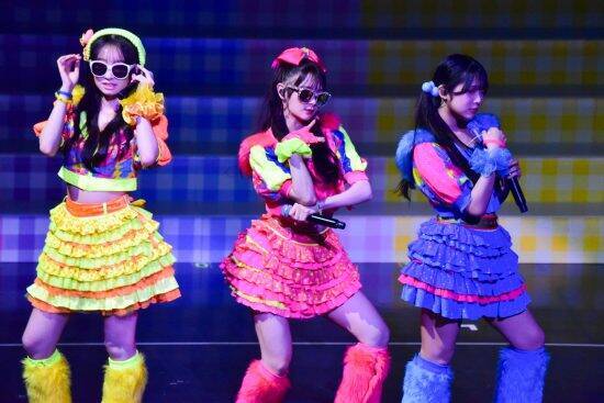 『顔面重要文化財』と注目浴びるAKB48・伊藤百花がエビ反りジャンプで魅せる!!