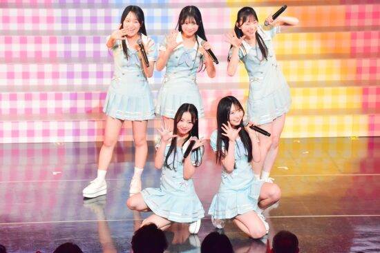 『顔面重要文化財』と注目浴びるAKB48・伊藤百花がエビ反りジャンプで魅せる!!