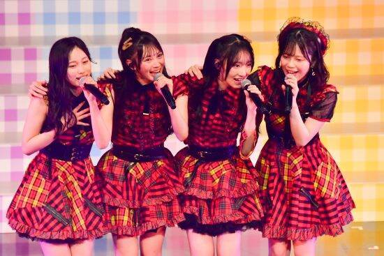『顔面重要文化財』と注目浴びるAKB48・伊藤百花がエビ反りジャンプで魅せる!!