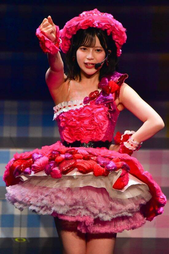『顔面重要文化財』と注目浴びるAKB48・伊藤百花がエビ反りジャンプで魅せる!!