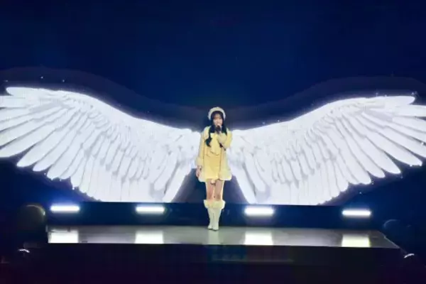 「『顔面重要文化財』と注目浴びるAKB48・伊藤百花がエビ反りジャンプで魅せる!!」の画像