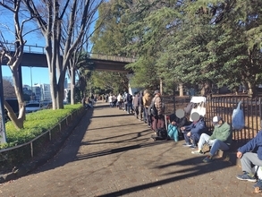 サラリーマンや家族連れまで…年末の炊き出しに“900人超の大行列”。背景に「見えない貧困」