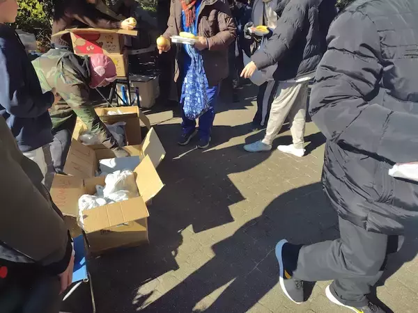 「サラリーマンや家族連れまで…年末の炊き出しに“900人超の大行列”。背景に「見えない貧困」」の画像