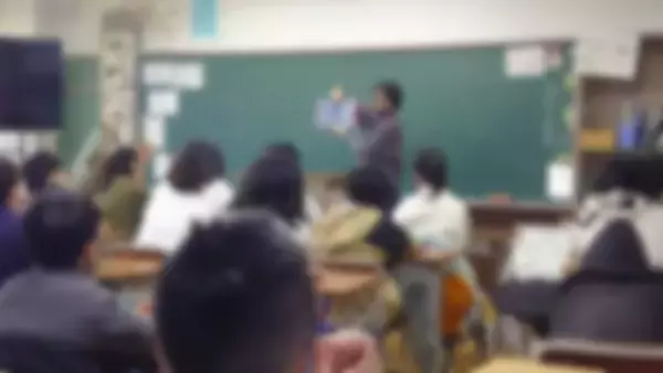 「「新学期なのに担任の先生がいない」全国の小中学校で進む“教員不足”の深刻な実態。現役教員は「トイレに行けないほど忙しい」と嘆き」の画像