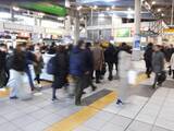 「「あっち座れば？」新幹線で“自分の指定席”に知らない外国人が…車掌の確認で判明した“衝撃の事実”――年末年始ベスト」の画像1