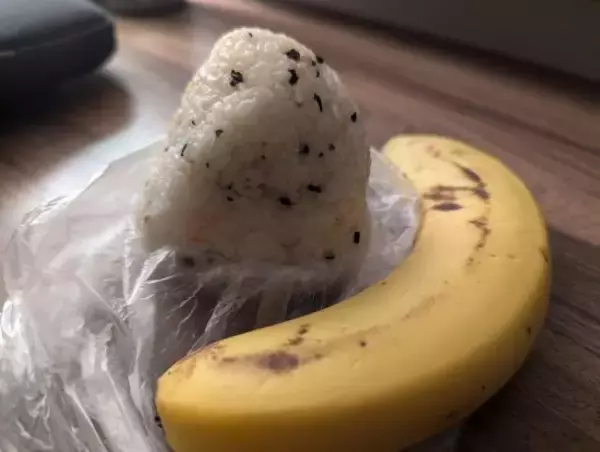 「「炊き出し」に並ぶ28歳男性、おにぎり1個とバナナ1本にため息。生活保護やホームレスではない人たちも」の画像