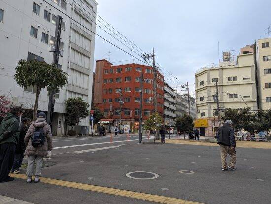 「炊き出し」に並ぶ28歳男性、おにぎり1個とバナナ1本にため息。生活保護やホームレスではない人たちも