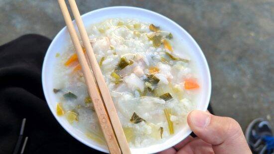 「炊き出し」に並ぶ28歳男性、おにぎり1個とバナナ1本にため息。生活保護やホームレスではない人たちも