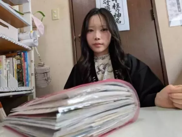 「早稲田大の22歳女性が“新興宗教のグッズ収集”に目覚めたワケ「入信しようと思ったことはない」」の画像