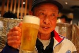 「連絡先教えてよ」居酒屋の20歳女性店員に対して、アラサー息子の連絡先を交換させようと強要する父…むしろ“息子に腹が立った”ワケ