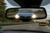 「「車を降りて運転席の窓をノック」あおり運転してきた男性が直立不動で謝罪するまで。実はもう回っていない？パトカーの赤色灯に隠された“進化”」の画像1