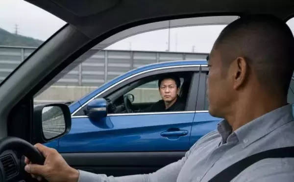 「「車を降りて運転席の窓をノック」あおり運転してきた男性が直立不動で謝罪するまで。実はもう回っていない？パトカーの赤色灯に隠された“進化”」の画像