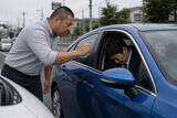 「「車を降りて運転席の窓をノック」あおり運転してきた男性が直立不動で謝罪するまで。実はもう回っていない？パトカーの赤色灯に隠された“進化”」の画像3