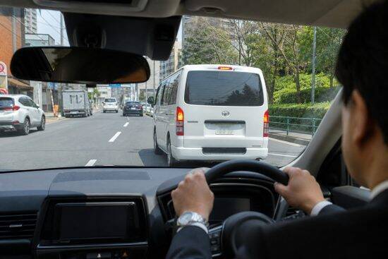 「車を降りて運転席の窓をノック」あおり運転してきた男性が直立不動で謝罪するまで。実はもう回っていない？パトカーの赤色灯に隠された“進化”