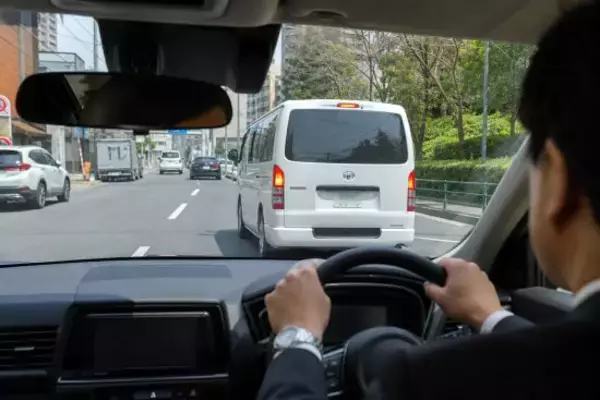 「「車を降りて運転席の窓をノック」あおり運転してきた男性が直立不動で謝罪するまで。実はもう回っていない？パトカーの赤色灯に隠された“進化”」の画像