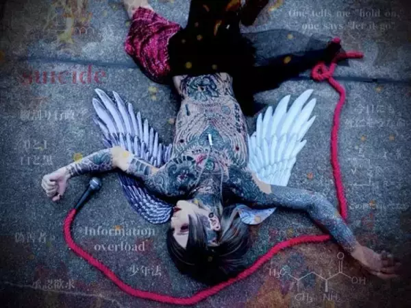 「SNSで同名サービスが炎上、全身タトゥーの元祖“レンタルコワイ人”が明かす「意外すぎる依頼内容」」の画像