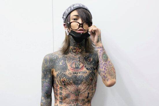 SNSで同名サービスが炎上、全身タトゥーの元祖“レンタルコワイ人”が明かす「意外すぎる依頼内容」