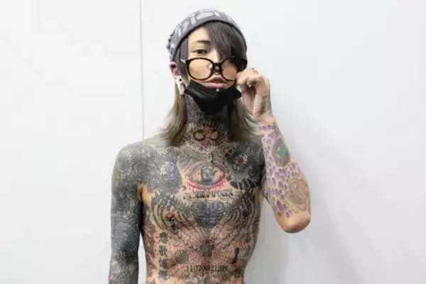 「SNSで同名サービスが炎上、全身タトゥーの元祖“レンタルコワイ人”が明かす「意外すぎる依頼内容」」の画像