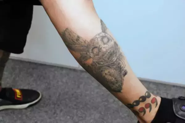 「SNSで同名サービスが炎上、全身タトゥーの元祖“レンタルコワイ人”が明かす「意外すぎる依頼内容」」の画像