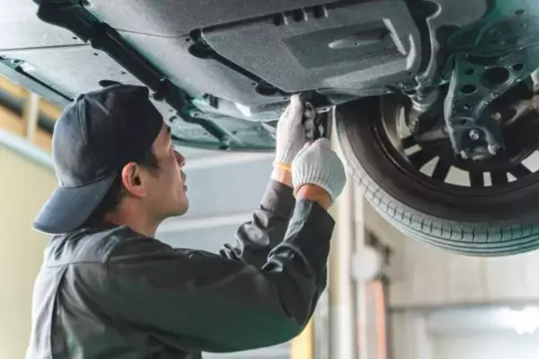 「ディーラー点検はなぜ高い？」元営業マンが暴露。車を売るだけでは赤字…“まだ使える部品”も交換するワケ