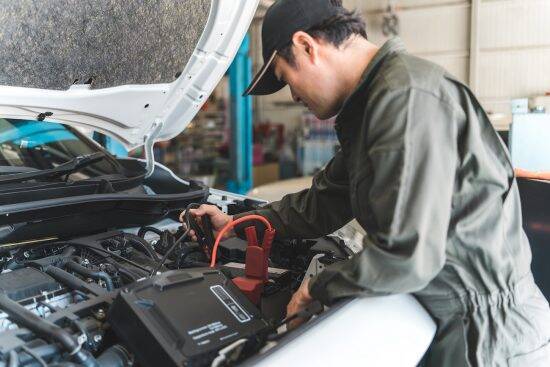 「ディーラー点検はなぜ高い？」元営業マンが暴露。車を売るだけでは赤字…“まだ使える部品”も交換するワケ