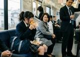 「「他人のスマホ見てんじゃねーよ！」電車で“やりたい放題”の女子高生に注意し続けた35歳女性。見知らぬ男性の一言に救われた」の画像2