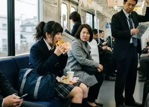 「「他人のスマホ見てんじゃねーよ！」電車で“やりたい放題”の女子高生に注意し続けた35歳女性。見知らぬ男性の一言に救われた」の画像
