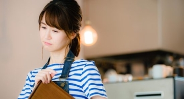 「土下座しろ！」水をこぼした女性店員に激怒する高齢の男性…救いの手を差し伸べてくれた“意外な人物”