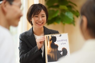 ウェディング業界「スマ婚」成約数が3割減の衝撃。格安婚が失速し、結婚式が“400万円超”へ向かうワケ