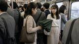「「邪魔だから押したのよ」雨の日の満員電車で乗客を転ばせた40代女性。“目に余る迷惑行為”で乗客全員を敵に回した女性の“まさかの結末”」の画像1