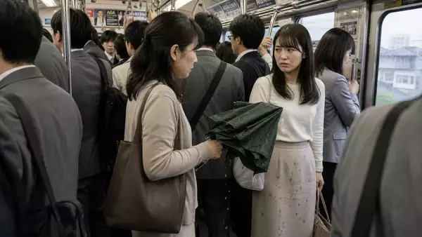 「邪魔だから押したのよ」雨の日の満員電車で乗客を転ばせた40代女性。“目に余る迷惑行為”で乗客全員を敵に回した女性の“まさかの結末”