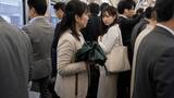 「「邪魔だから押したのよ」雨の日の満員電車で乗客を転ばせた40代女性。“目に余る迷惑行為”で乗客全員を敵に回した女性の“まさかの結末”」の画像2