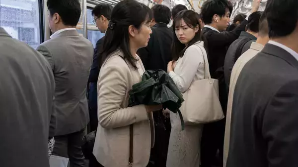 「「邪魔だから押したのよ」雨の日の満員電車で乗客を転ばせた40代女性。“目に余る迷惑行為”で乗客全員を敵に回した女性の“まさかの結末”」の画像