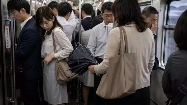 「「邪魔だから押したのよ」雨の日の満員電車で乗客を転ばせた40代女性。“目に余る迷惑行為”で乗客全員を敵に回した女性の“まさかの結末”」の画像