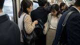 「「邪魔だから押したのよ」雨の日の満員電車で乗客を転ばせた40代女性。“目に余る迷惑行為”で乗客全員を敵に回した女性の“まさかの結末”」の画像4