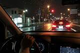 「あおり運転の“加害者”に訪れた悲劇。警察の登場に大慌て、車が縁石に乗り上げて…黄色いラインをはみ出して追い越し「知らないと痛い反則金額」も」の画像1