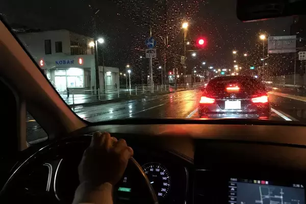 あおり運転の“加害者”に訪れた悲劇。警察の登場に大慌て、車が縁石に乗り上げて…黄色いラインをはみ出して追い越し「知らないと痛い反則金額」も