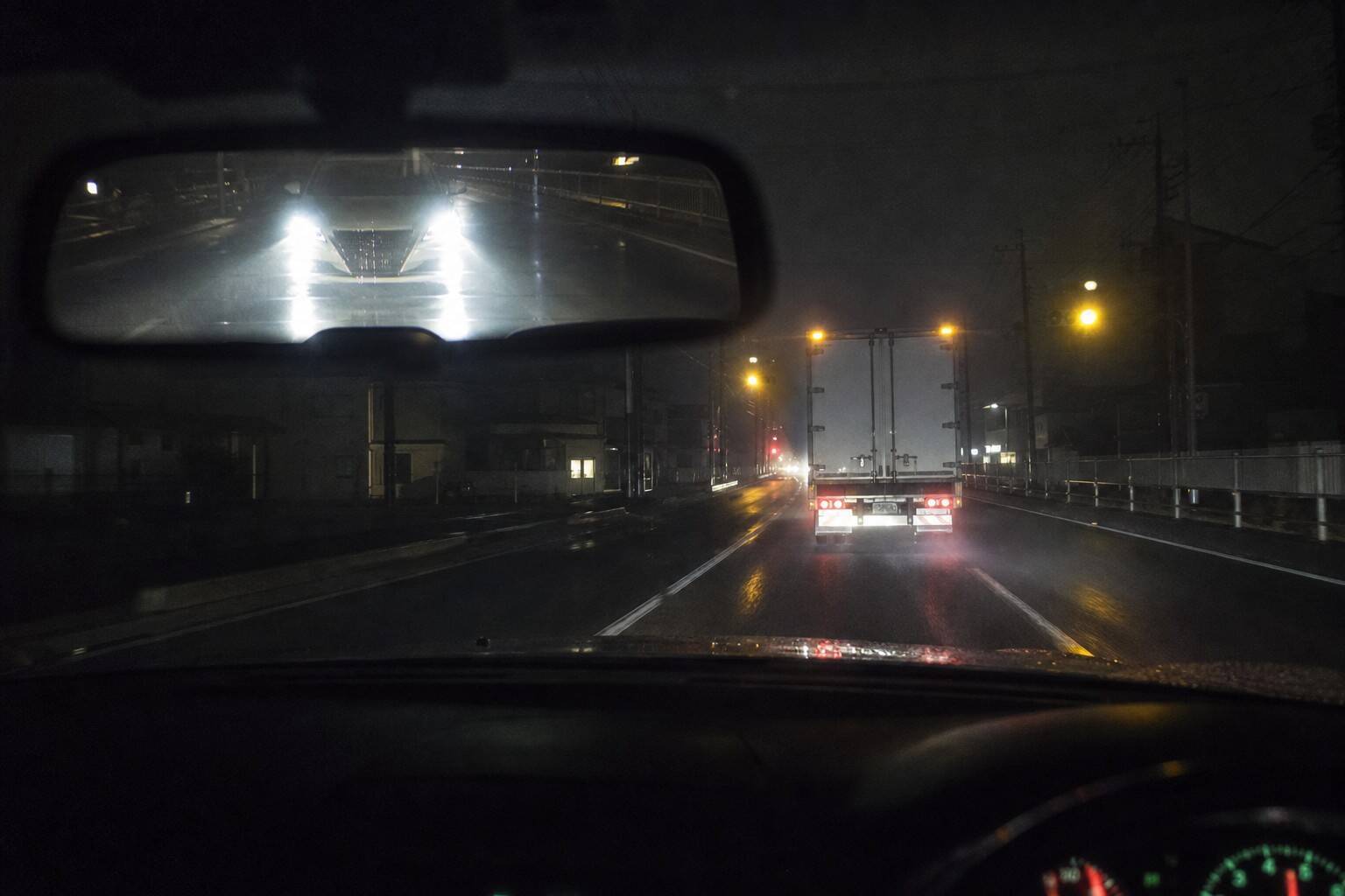 あおり運転の“加害者”に訪れた悲劇。警察の登場に大慌て、車が縁石に乗り上げて…黄色いラインをはみ出して追い越し「知らないと痛い反則金額」も