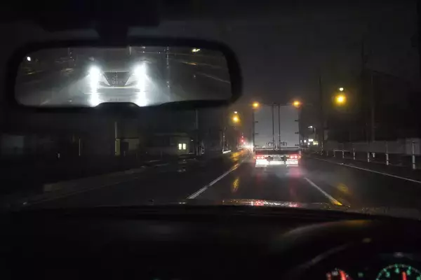 「あおり運転の“加害者”に訪れた悲劇。警察の登場に大慌て、車が縁石に乗り上げて…黄色いラインをはみ出して追い越し「知らないと痛い反則金額」も」の画像