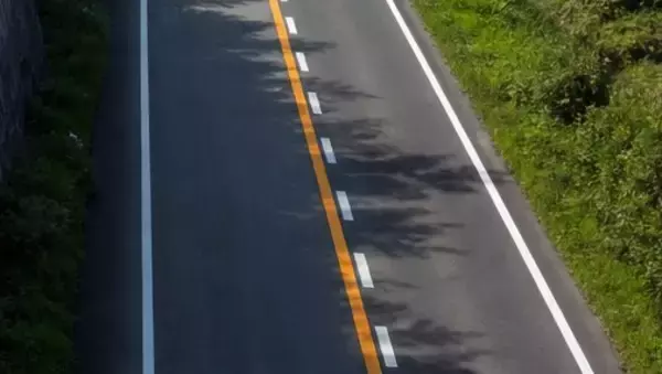 「あおり運転の“加害者”に訪れた悲劇。警察の登場に大慌て、車が縁石に乗り上げて…黄色いラインをはみ出して追い越し「知らないと痛い反則金額」も」の画像