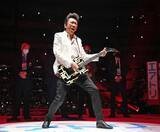 「布袋寅泰「削除された投稿」に批判殺到。「燃えろサナエ」替え歌披露の世良公則も…大物ロック勢が陥った“危うい熱意”の正体」の画像1