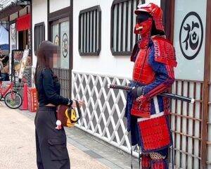 「カップルには容赦しない」浅草や川越に出没する“動く甲冑”の正体。世界中で見られる理由は意外と地味だった