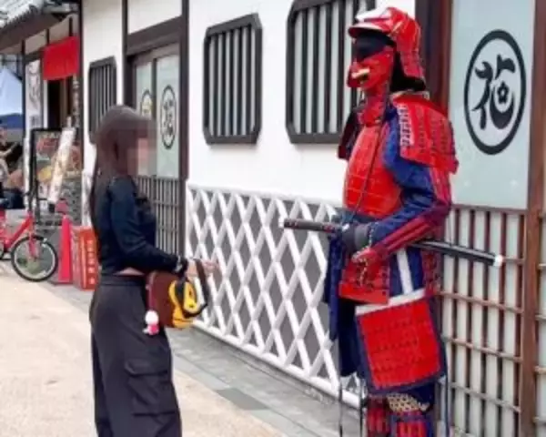 「「カップルには容赦しない」浅草や川越に出没する“動く甲冑”の正体。世界中で見られる理由は意外と地味だった」の画像