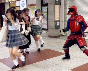 「カップルには容赦しない」浅草や川越に出没する“動く甲冑”の正体。世界中で見られる理由は意外と地味だった