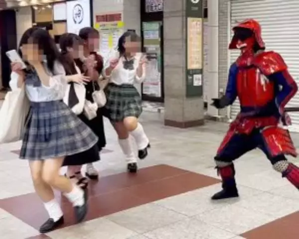 「「カップルには容赦しない」浅草や川越に出没する“動く甲冑”の正体。世界中で見られる理由は意外と地味だった」の画像