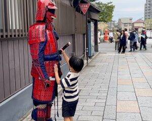 「カップルには容赦しない」浅草や川越に出没する“動く甲冑”の正体。世界中で見られる理由は意外と地味だった