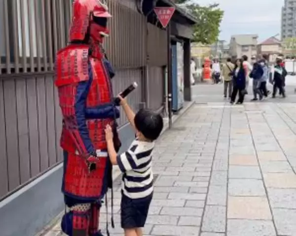 「「カップルには容赦しない」浅草や川越に出没する“動く甲冑”の正体。世界中で見られる理由は意外と地味だった」の画像