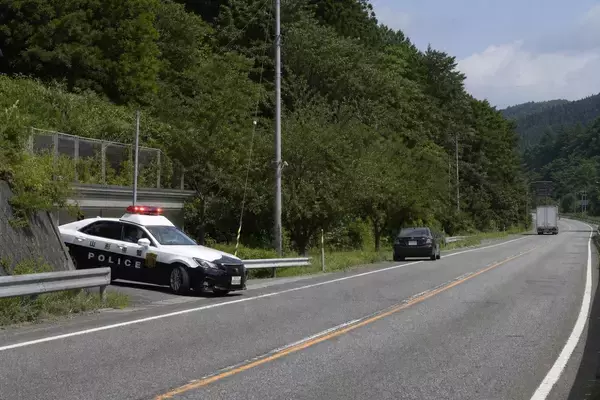 「どんくさい運転しやがって！」あおり運転の男が怒号…車を蹴る暴挙に出た“ケンカ腰男”を一瞬で黙らせた意外な人物