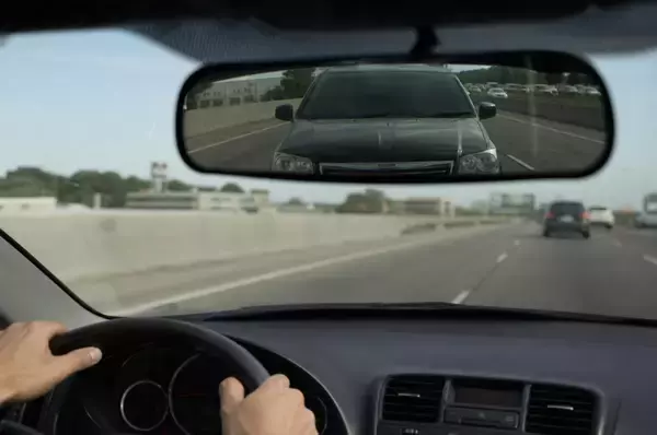 「「どんくさい運転しやがって！」あおり運転の男が怒号…車を蹴る暴挙に出た“ケンカ腰男”を一瞬で黙らせた意外な人物」の画像